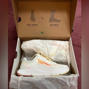 NEW - ALTRA Women’s Paradigm 6 - Road Running Shoe - Women’s size 9.5